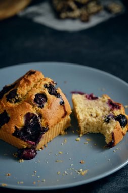 Tabakta yaban mersinli sünger keki kes.