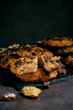 Koyu arkaplanda taze çikolatalı kurabiyeler.