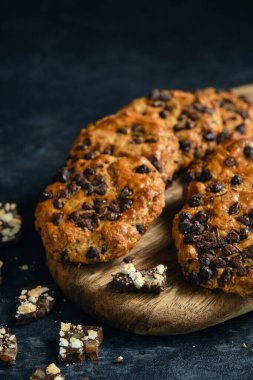 Koyu arkaplanda taze çikolatalı kurabiyeler.