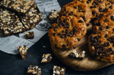 Masada çikolata parçacıklı taze kurabiyeler