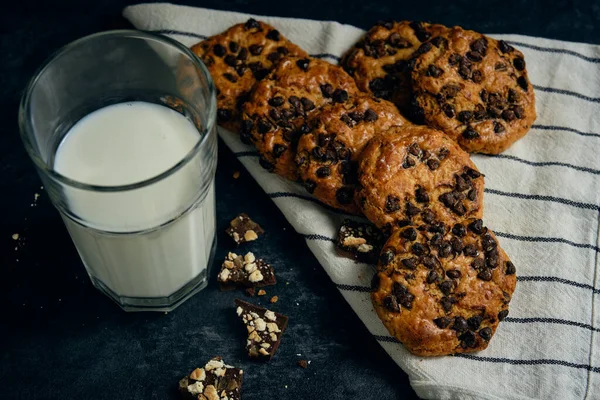 Frische Kekse Mit Schokoladenchips Und Einem Glas Milch Auf Dem — Stockfoto