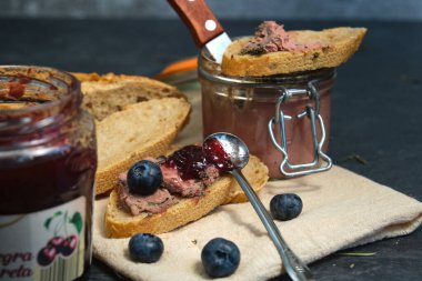 Kahvaltıda yaban mersini ezmeli baget ve reçelli sandviç.