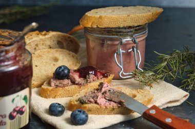 Kahvaltıda yaban mersini ezmeli baget ve reçelli sandviç.