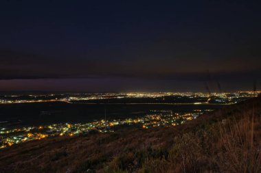 Manzara dağdan akşam şehrine ve günbatımına kadar.