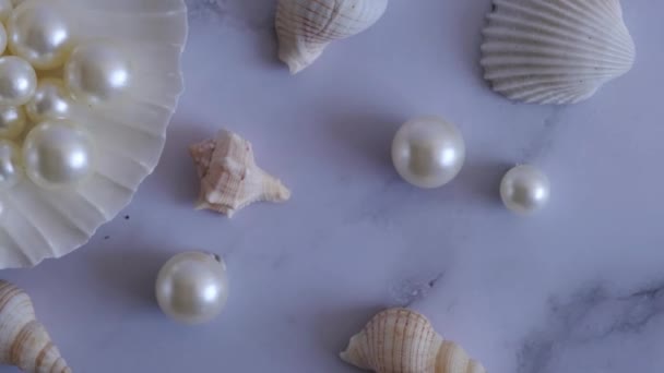 Weiße Perlen Und Muscheln Auf Weißem Marmor — Stockvideo