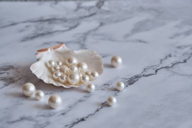 Bir mermer zemin üzerinde kabuk birkaç beyaz inci