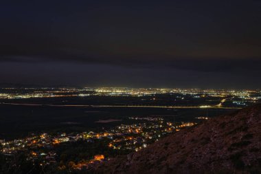 Manzara dağdan akşam şehrine ve günbatımına kadar.