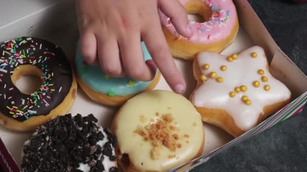 Close Van Verschillende Donuts Meisjes Hand Kiest Meest Heerlijke — Stockvideo