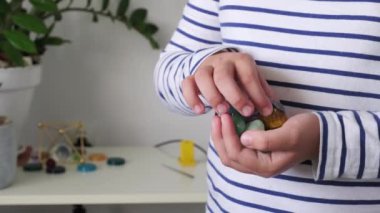 Küçük kızın avuçlarında farklı değerli taşlar var.