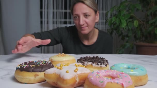 Mesa Diferentes Donas Sonriente Chica Toma Donut Chocolate Mesa — Vídeos de Stock