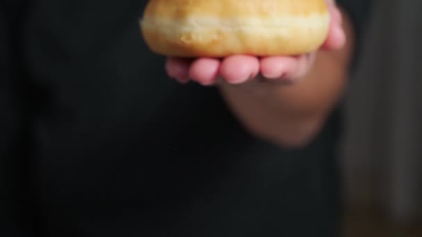 Het Frame Een Vrouwenhand Houdt Donuts Cakes Slowmotion — Stockvideo