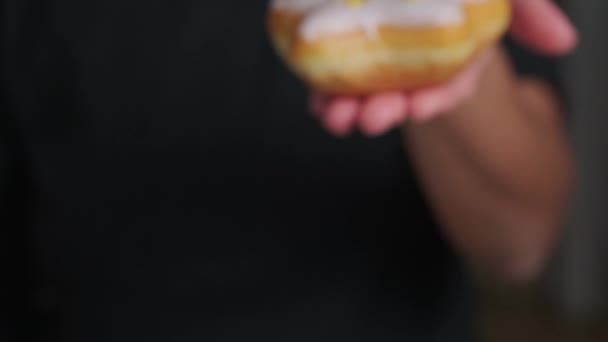Рамке Женская Рука Держит Пончики Торты Замедление — стоковое видео