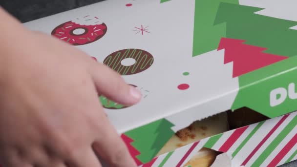 Ένα Κουτί Κέικ Ντόνατς Ανοίγει Χέρι Μιας Γυναίκας Ανοίγει Ένα — Αρχείο Βίντεο