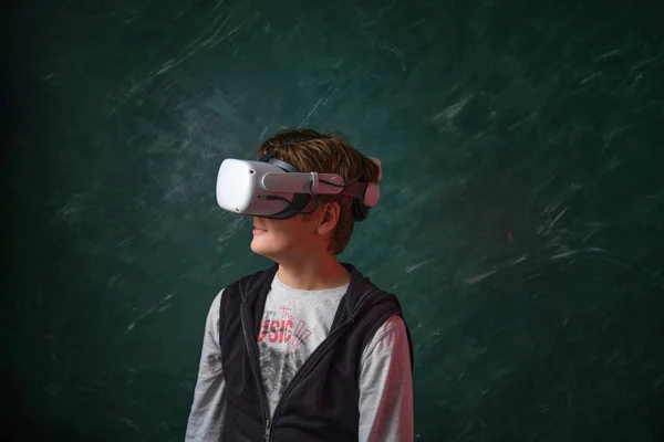 Мальчик Играет Очки Виртуальной Реальности — стоковое фото