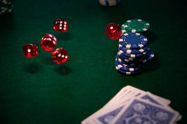 Alguns Cartões Fichas Dados Vermelhos Pano Verde Para Poker Imagens Royalty-Free