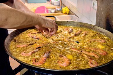 Geleneksel İspanyol mutfağı fideua makarna ve deniz ürünleri neredeyse hazır.