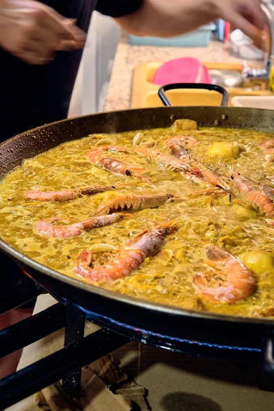 전통적 스페인 요리인 피데우아 파스타와 해산물 요리가 — 스톡 사진
