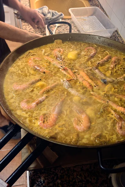 Geleneksel Spanyol Mutfağı Fideua Makarna Deniz Ürünleri Neredeyse Hazır — Stok fotoğraf