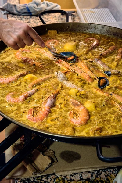 전통적 스페인 요리인 피데우아 파스타와 해산물 요리가 — 스톡 사진