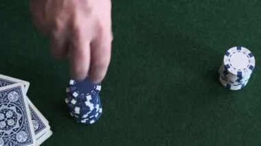 İskambil fişleri küplerinin yeşil bez dağıtımında poker oynuyorlar.