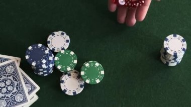 İskambil fişleri küplerinin yeşil bez dağıtımında poker oynuyorlar.