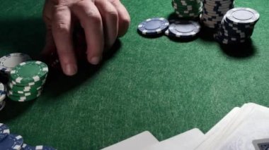 İskambil fişleri küplerinin yeşil bez dağıtımında poker oynuyorlar.
