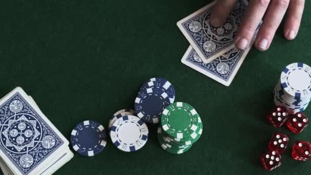 Pókerezni Egy Zöld Rongyot Elosztása Kártyák Zseton Kockák — Stock videók