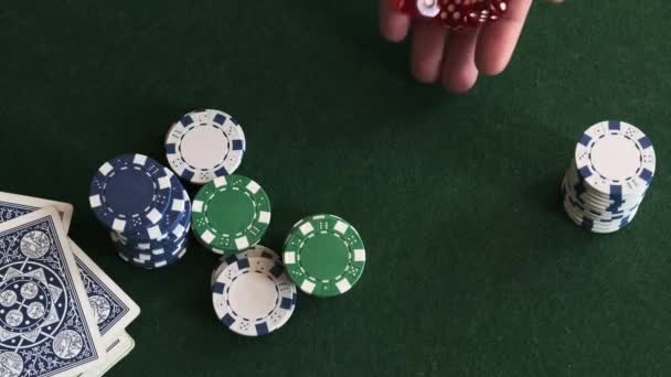 Pókerezni Egy Zöld Rongyot Elosztása Kártyák Zseton Kockák — Stock videók