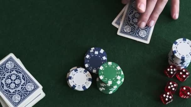 Jugar Póquer Una Distribución Tela Verde Tarjetas Chips Cubos — Vídeo de stock