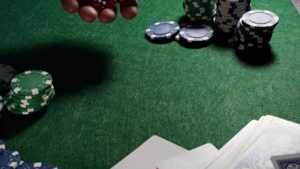 Παίζοντας Πόκερ Ένα Πράσινο Πανί Διανομή Των Καρτών Κύβους Τσιπ — Αρχείο Βίντεο