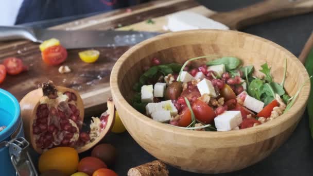 Salada Rúcula Tomates Cereja Queijo Romã — Vídeo de Stock