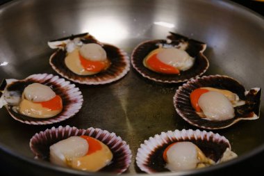 Lezzetli deniz tarakları kızartma tavasında pişirilir.