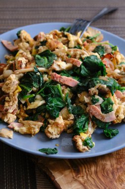 Ispanak mantarlı omlet tabağı ve pastırma.