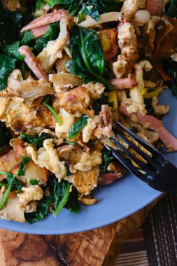 Ispanak mantarlı omlet tabağı ve pastırma.