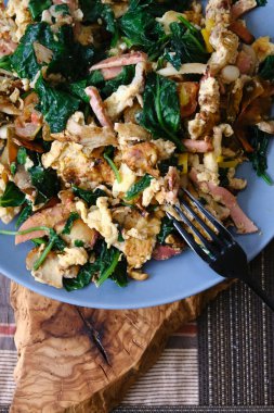 Ispanak mantarlı omlet tabağı ve pastırma.