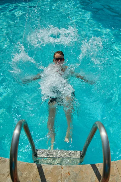 Junge Schwimmt Blauem Wasserbecken — Stockfoto