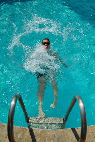 Anak Berenang Kolam Air Biru — Stok Foto