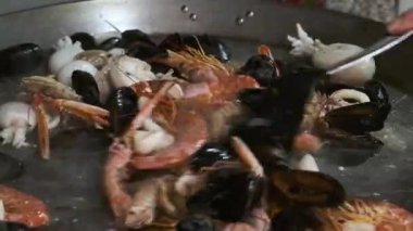 Taze deniz ürünleri, midye, karides ve Akdeniz mutfağı.