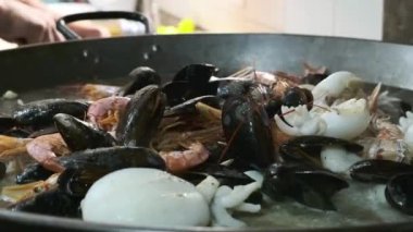 Taze deniz ürünleri, midye, karides ve Akdeniz mutfağı.