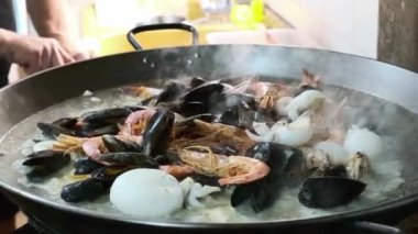 Taze deniz ürünleri, midye, karides ve Akdeniz mutfağı.