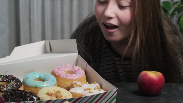 Ein Mädchen Mit Einer Schachtel Süßer Leckerer Donuts — Stockvideo