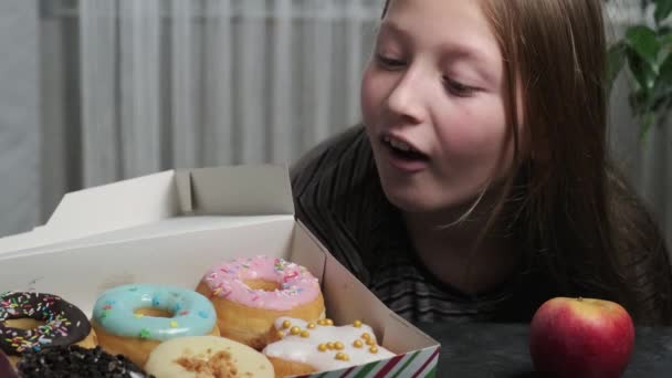 一个带着一盒甜而好吃的甜甜圈的女孩 — 图库视频影像
