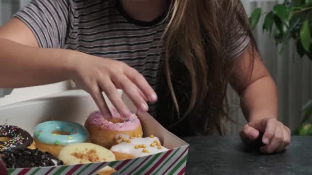Una Chica Con Una Caja Rosquillas Deliciosas Dulces — Vídeos de Stock