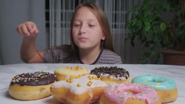 甘いおいしいドーナツの箱を持っている女の子 — ストック動画