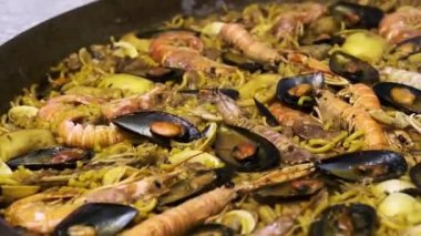 İspanyol fideguası ve deniz mahsulleri.