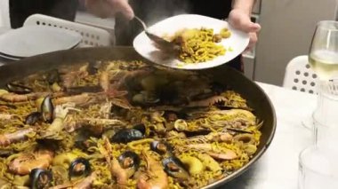 İspanyol fideguası ve deniz mahsulleri.