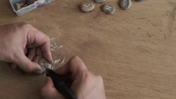 Homem Esculpe Runas Berkana Futark Pedra — Vídeo de Stock