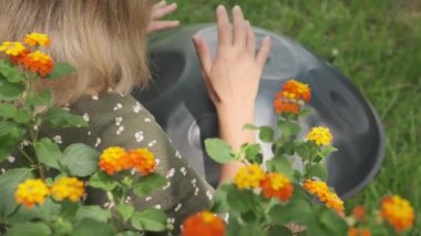 Kız perende atıyor ya da bahçede takılıyor.