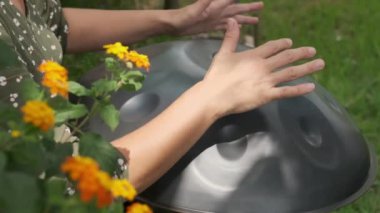 Kız perende atıyor ya da bahçede takılıyor.