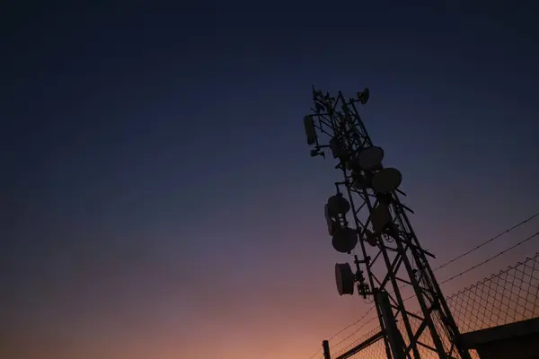 Silhouette Einer Mobilfunk Und Internetantenne Auf Dem Hintergrund Des Nachthimmels — Stockfoto